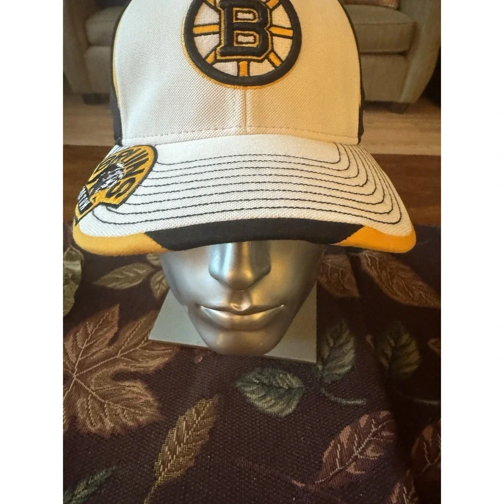 Reebok Center Ice Boston Bruins Hat S/M White Black Gold Flexfit Bear‎ Patch NHL
